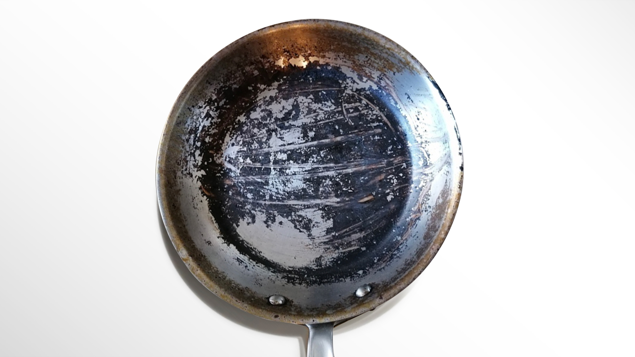 Poêle en inox sale - article par Mauviel sur comment nettoyer de l'inox taché